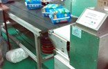 纸尿片金属检测机 东莞某熊纸尿片厂顺德纸尿裤厂使用连新牌牌金属检测机